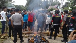 Warga Desa Blokir Jalan Poros Wakumoro-Wasolangka