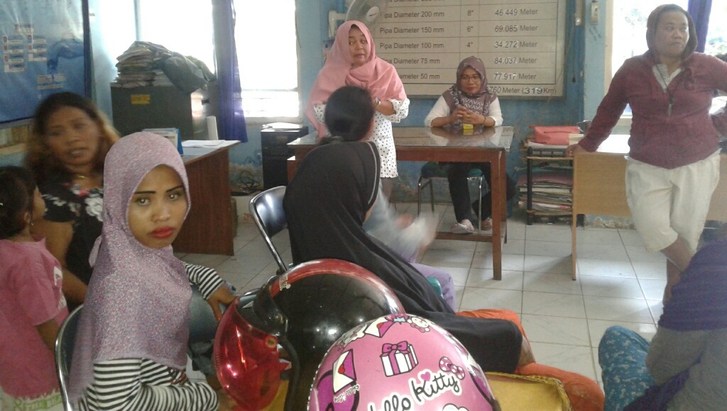 Air Macet Puluhan Ibu Ibu Protes di kantor PDAM Bantaeng