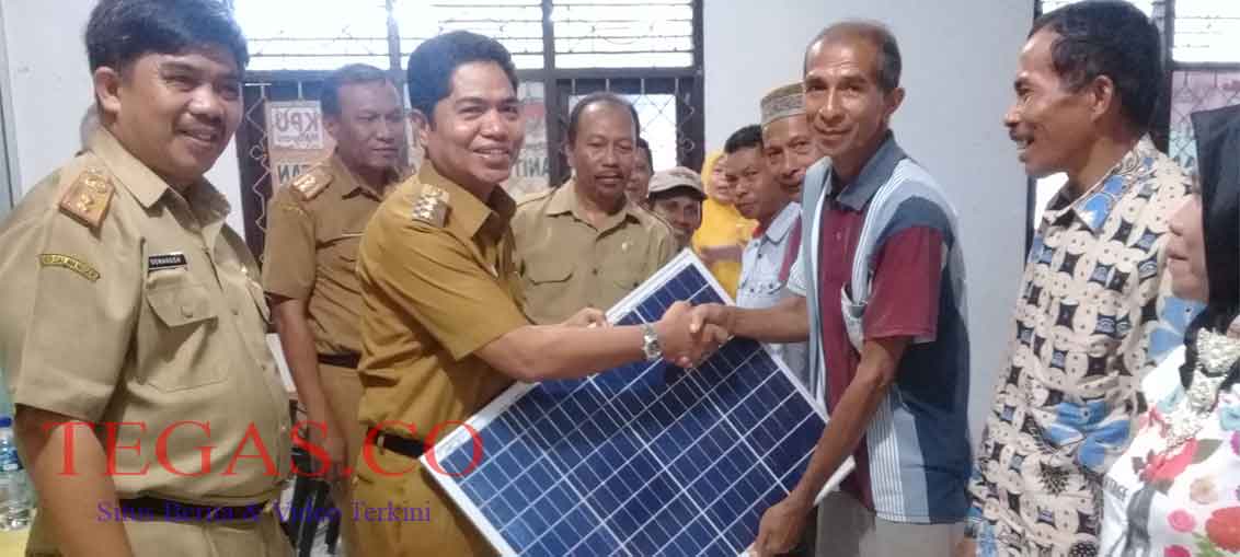 La Bakry Serahkan 114 Unit Alat Pengendali Hama kepada Kelompok Tani