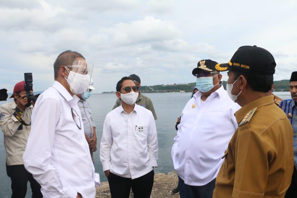 rombingan saat meninjau pelabuhan Banabungi di kec. pasarwajo