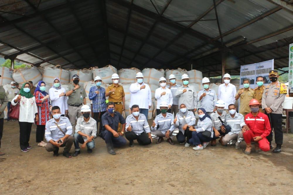 Foto bersama di Pelabuhan Banabungi di kec. pasarwajo. Foto: Ewit/Kominfo