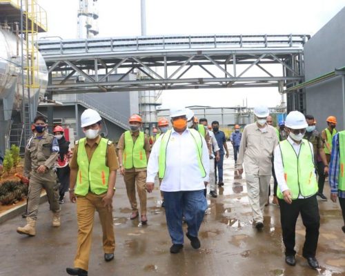 Gubernur dan Rombongan saat meninjau Pabrik aspal PT Kartika Proam Abadi. Kec. Lasalimu. Foto: Ewit/Kominfo