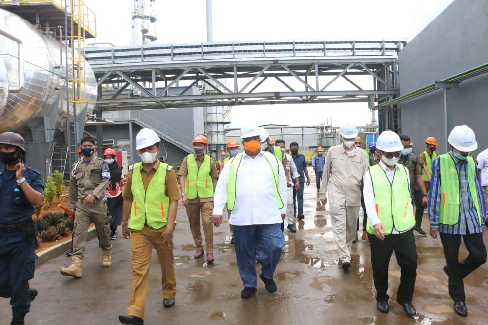 Gubernur dan Rombongan saat meninjau Pabrik aspal PT Kartika Proam Abadi. Kec. Lasalimu. Foto: Ewit/Kominfo
