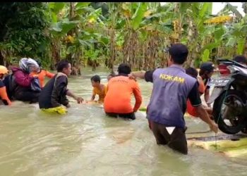 Desa Dorang Nalumsari Jepara Terancam Banjir, KOKAM Turun ke Air