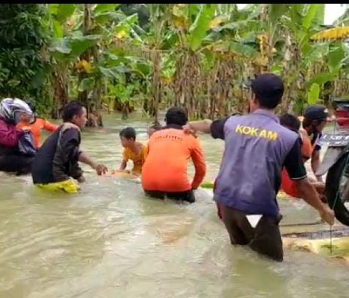 Desa Dorang Nalumsari Jepara Terancam Banjir, KOKAM Turun ke Air