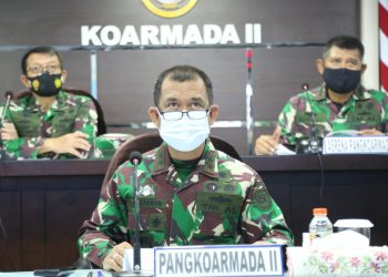Pangkoarmada II Laksda TNI ING Sudihartawan saat mengikuti taklimat