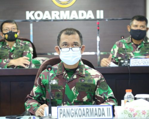 Pangkoarmada II Laksda TNI ING Sudihartawan saat mengikuti taklimat