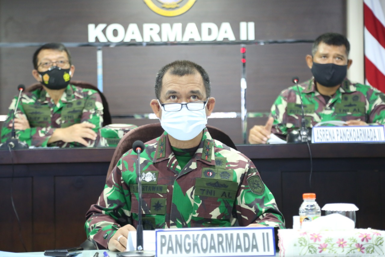 Pangkoarmada II Laksda TNI ING Sudihartawan saat mengikuti taklimat