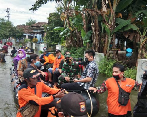 Dandim bersama Forkompinda tinjau lokasi banjir