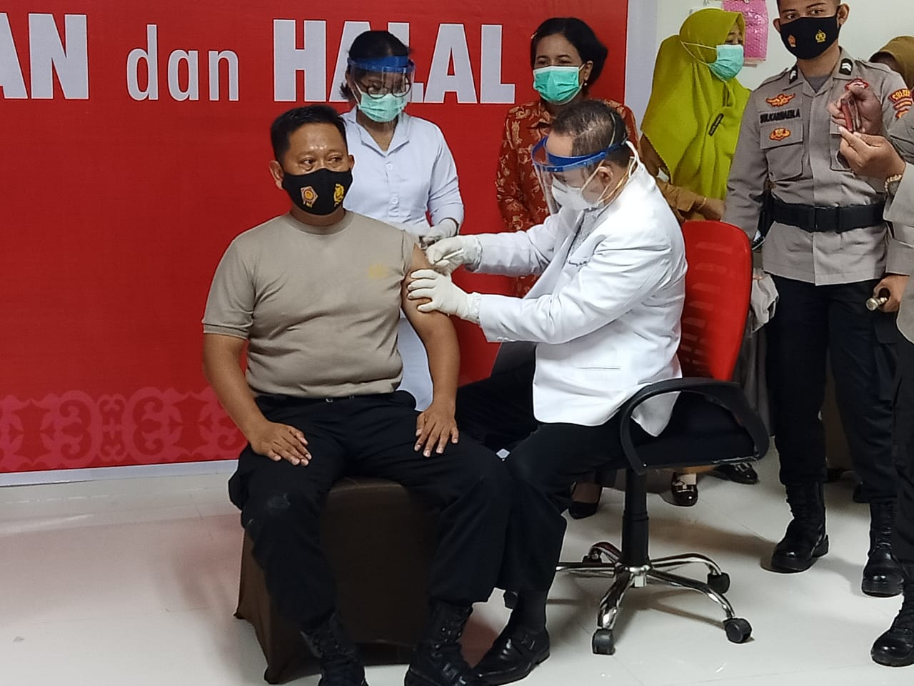 Proses penyuntikan vaksin kepada anggota kepolisian