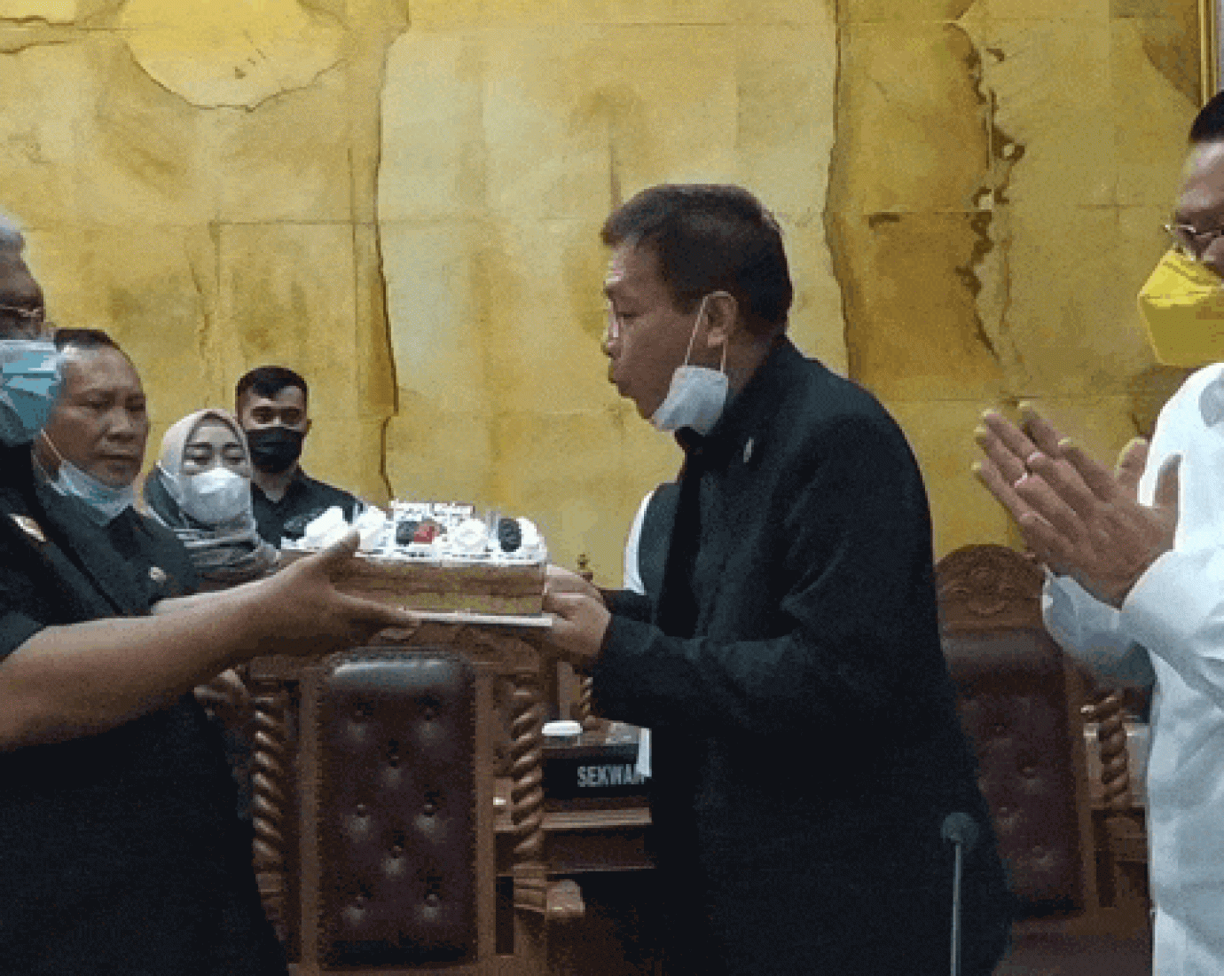Kado Gubernur di Ultah ke 51 Tahun Ketua DPRD Sultra