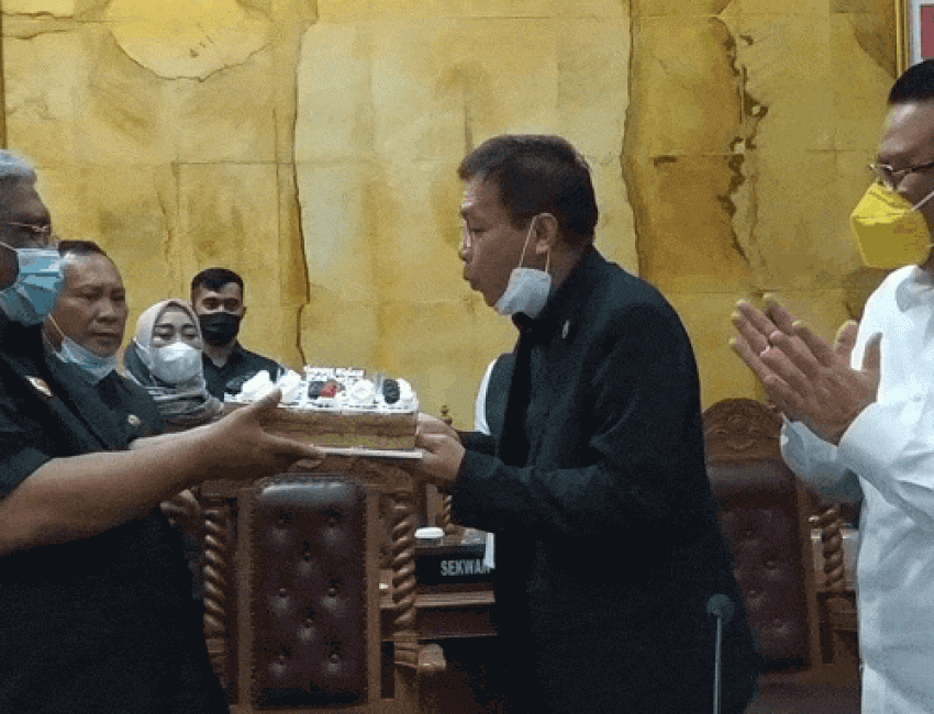 Kado Gubernur di Ultah ke 51 Tahun Ketua DPRD Sultra