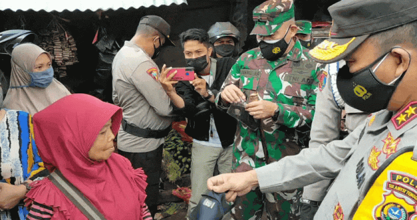 Pembagian Masker Gratis di Kendari