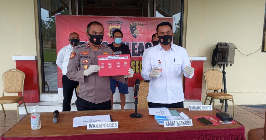 Waka Polres Konsel, Kompol M Risal Syahril SH SIK (kiri) didampingi Kasat Resnarkoba, AKP Ismail SH MM (kanan) saat menunjukkan barang bukti Narkoba jenis Sabu