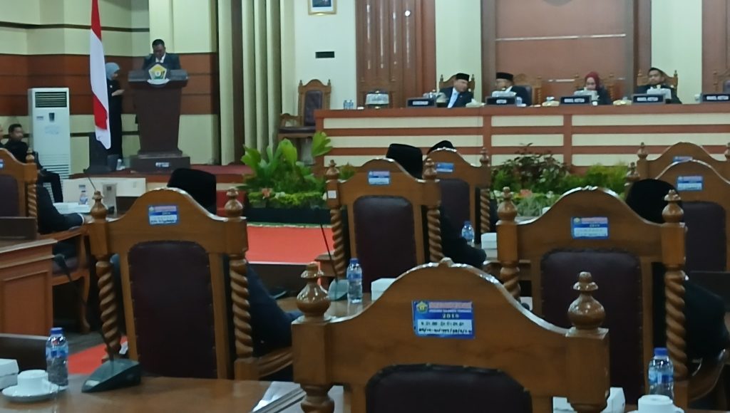 Ketua KPU Sampaikan Surat Keputusan Penetapan Gubernur dan Wakil Gubernur Diparipurna DPRD Sultra