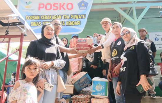 Peduli Korban Kebakaran di Puuwatu, PWI dan IKWI Sultra Salurkan Bantuan