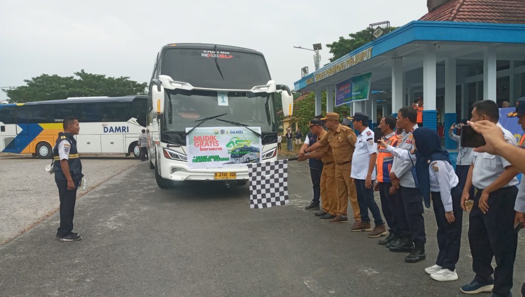 Kepala Dishub Sultra Lepas Keberangkatan Mudik Gratis ASR dengan Bus Damri