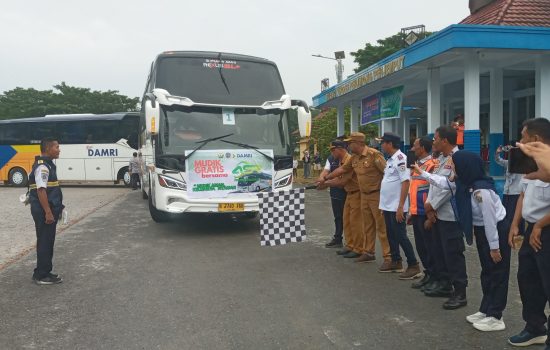 Kepala Dishub Sultra Lepas Keberangkatan Mudik Gratis ASR dengan Bus Damri