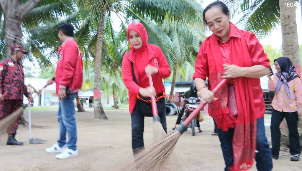 PDI Perjuangan Sultra Bersih-Bersih Pantai dan Tanam Mangrove Rayakan Lahirnya Bung Karno