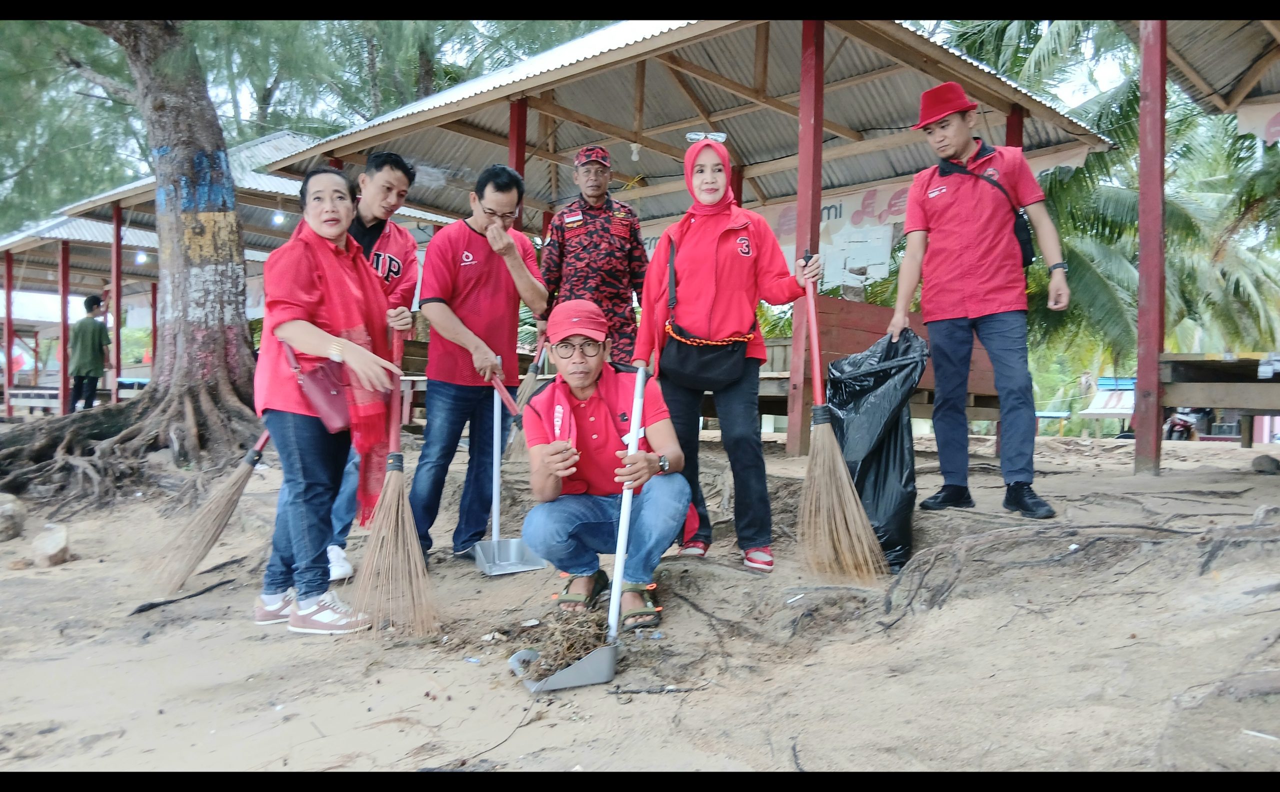 PDI Perjuangan Sultra Bersih-Bersih Pantai dan Tanam Mangrove Rayakan Lahirnya Bung Karno