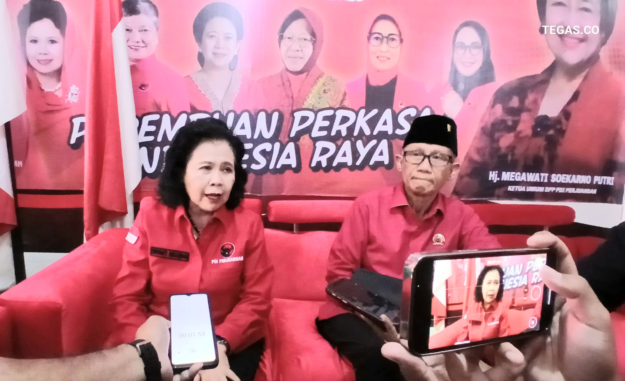 Dra. Hj. S.B. Wiryanti Sukamdani, tokoh DPP PDI Perjuangan Bidang Pariwisata (Kiri) Ketua DPD PDI - P Sulawesi Tenggara, Dr. Lukman Abunawas (Kanan) Foto: MAS'UD