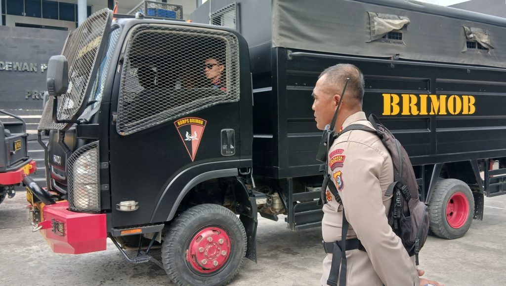 Brimob Sinergi Jaga Pengamanan Unjuk Rasa di DPRD Sultra