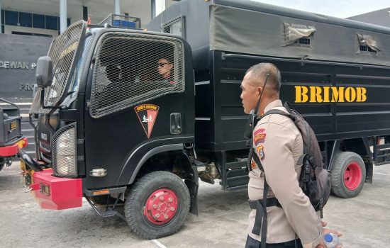 Brimob Sinergi Jaga Pengamanan Unjuk Rasa di DPRD Sultra