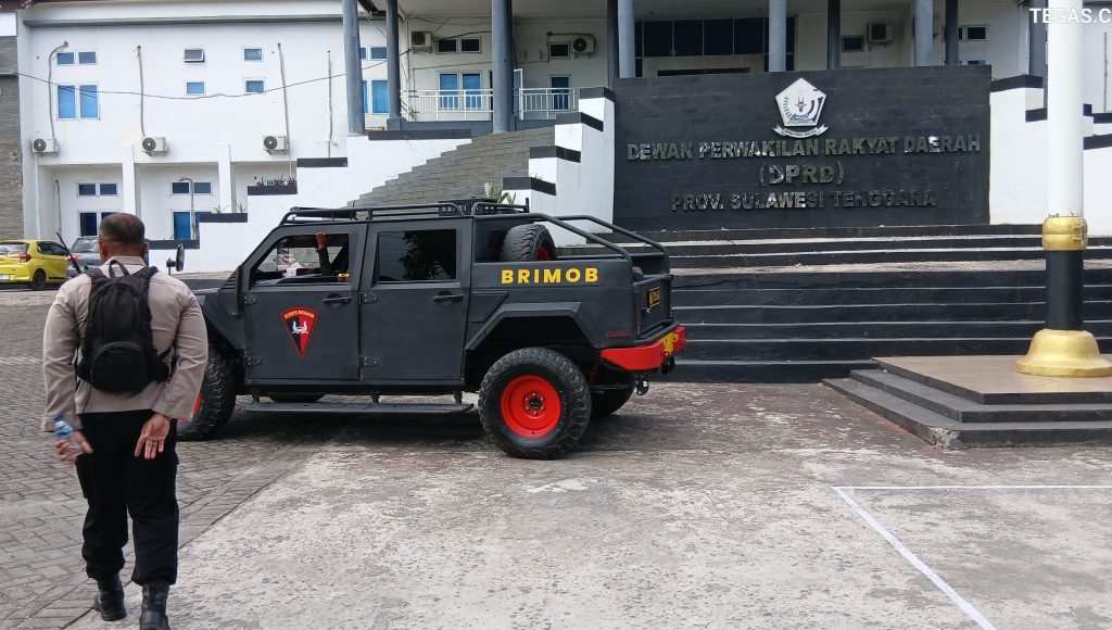 TNI AU dan Brimob Sinergi Jaga Pengamanan Unjuk Rasa di DPRD Sultra