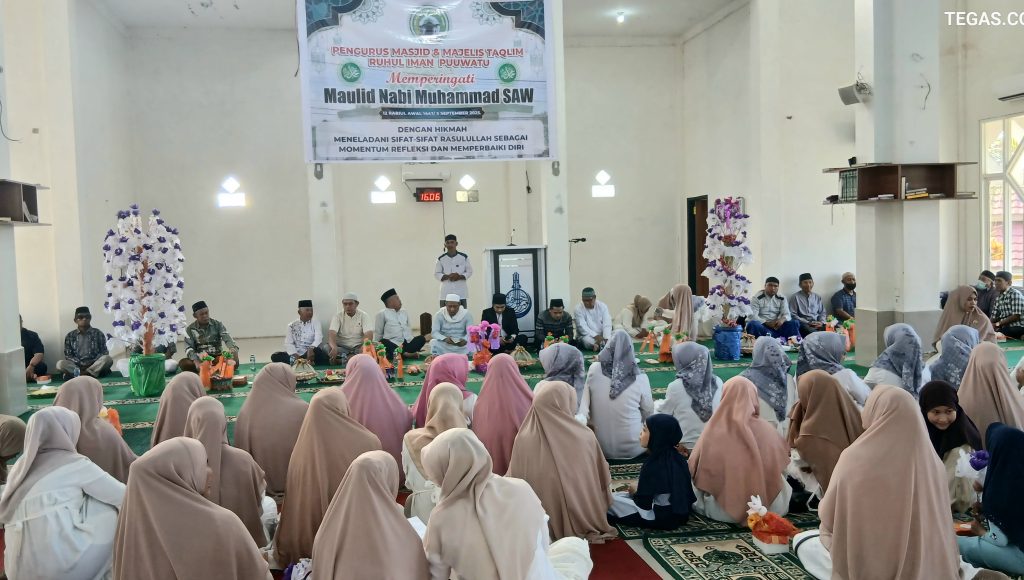 Semarak Peringatan Maulid di Masjdi Ruhul Iman Puuwatu