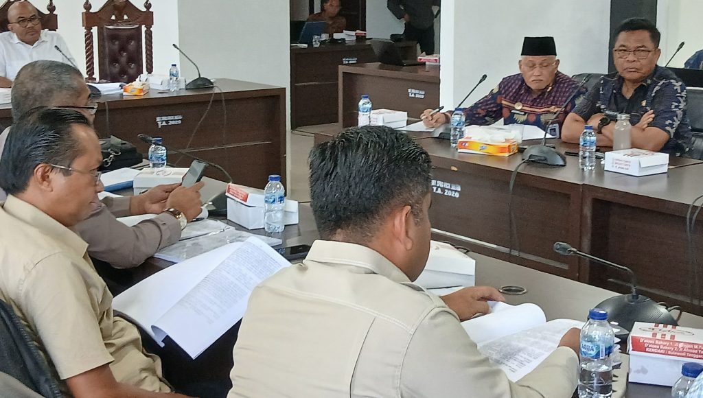Rapat Banggar DPRD, Sekda Sultra: Kemendagri Ingatkan Konsistensi Jadwal dan Realisasi APBD