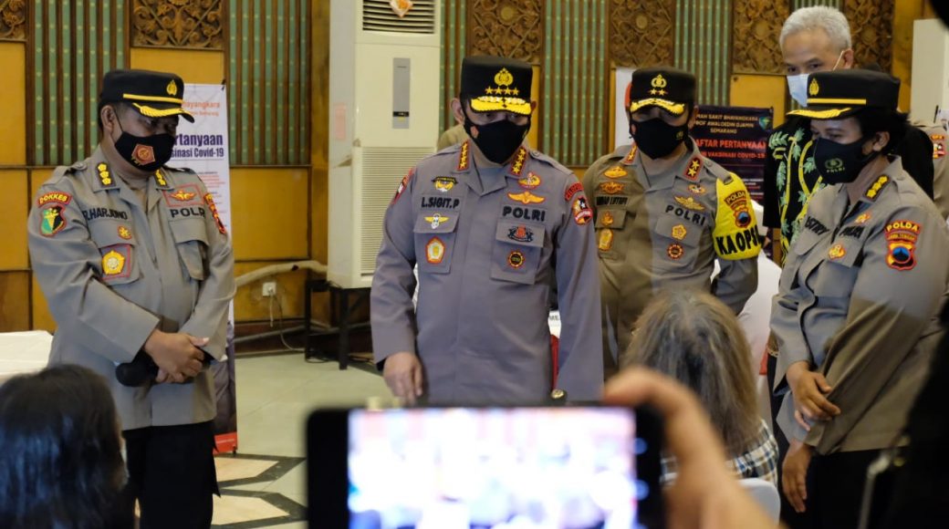 Tinjau Vaksinasi, Kapolri Dengar Curhat Warga