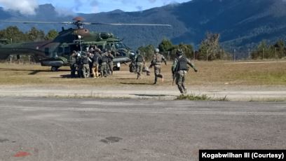 Proses evakuasi prajurit TNI Yonif Raider 400/BR yang ditembak Kelompok Separatis Bersenjata (KSB), Jumat, 22 Januari 2021. (Courtesy: Kogabwilhan III).