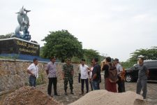 Wakil Bupati (Wabup) jepara Dian Kristiandi, S.Sos (berkopiah) saat melakukan pantauan sejumlah proyek di Karimun Jawa Jepara. FOTO : DSW
