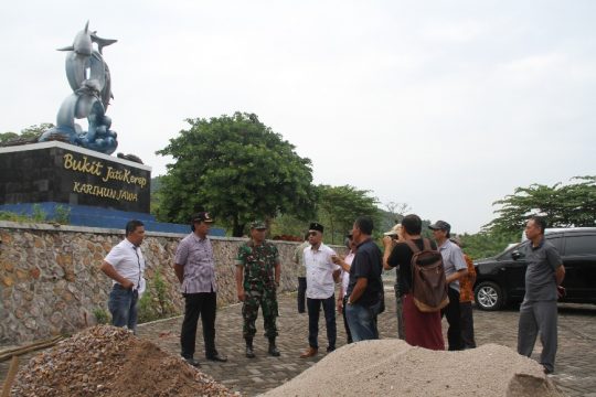 Wakil Bupati (Wabup) jepara Dian Kristiandi, S.Sos (berkopiah) saat melakukan pantauan sejumlah proyek di Karimun Jawa Jepara. FOTO : DSW