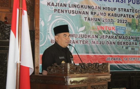 Bupati-Ahmad Marzuki saat memberikan sambutan dan membuka FKP-KLHS. FOTO : DSW