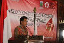 Sekda Kabupaten Jepara Ir M. Sholih saat membacakan sambutan Bupati jepara di acara Bulan PMI. FOTO DSW