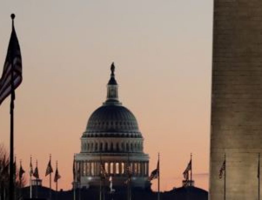 Gedung Capitol di Washington. DPR AS diperkirakan akan melakukan pemungutan suara mengenai resolusi yang menyerukan untuk mencopot Trump dari jabatannya. (Foto: AP)