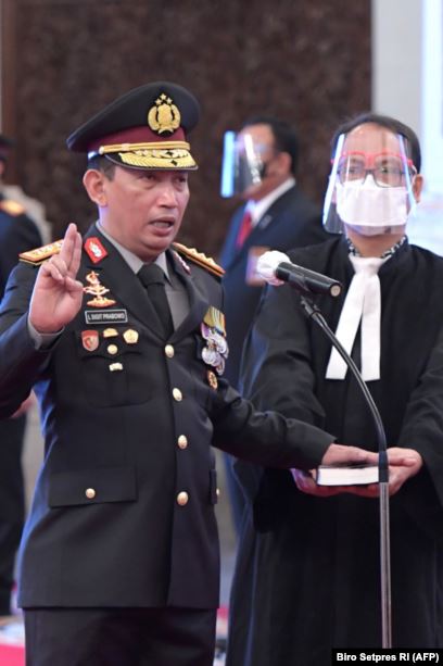 Jenderal Listyo Sigit Prabowo (kiri) sebagai Kapolri baru di Istana Presiden Jakarta, 27 Januari 2021. (Foto: Biro Setpres/AFP)