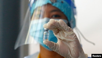 Seorang petugas medis menunjukkan sebotol vaksin Sinovac di RS Gawat Darurat untuk pasien COVID-19 di Wisma Atlet, Jakarta, 27 Januari 2021. (Foto: REUTERS/Ajeng Dinar Ulfiana)