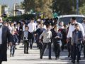 Anak-anak dari komunitas Yahudi ultra-Ortodoks Israel berjalan di luar sekolah Talmud Yahudi di kota Ashdod yang melanggar aturan lockdown, 22 Januari 2021. (Foto: JACK GUEZ / AFP)