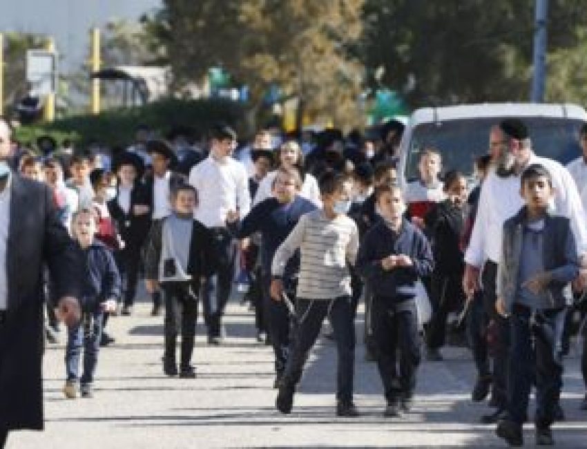 Marah Akibat Lockdown, Warga Ultra-Ortodoks Serang Polisi Israel