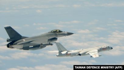 This handout photograph taken and released on May 11, 2018 by Taiwan's Defence Ministry shows a Republic of Pesawat tempur F-16 milik Angkatan Udara Taiwan terbang di samping pesawat pengebom H-6K milik Angkatan Udara China, 11 Mei 2018.