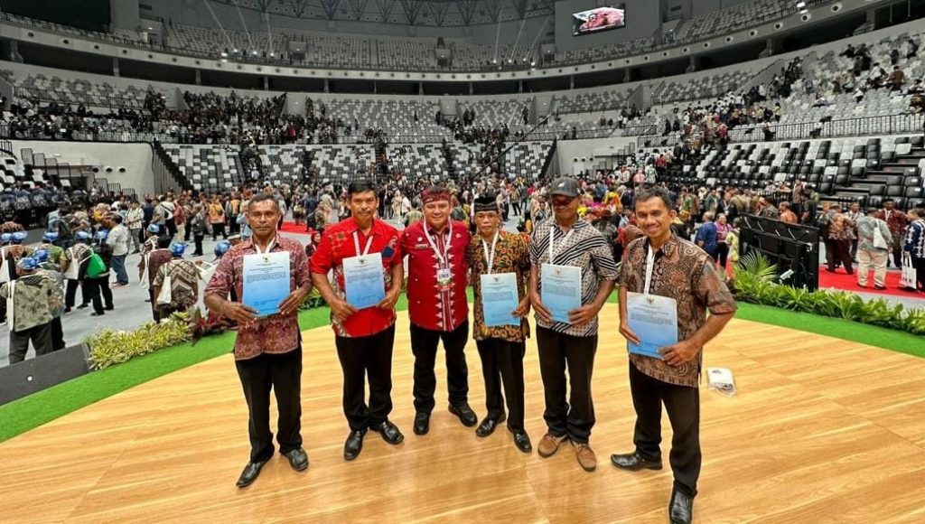 Tiga Daerah di Sultra Terima SK Biru TORA dari Presiden, Pj Gubernur: Masyarakat Miliki Lahan Secara Aman dan Legal