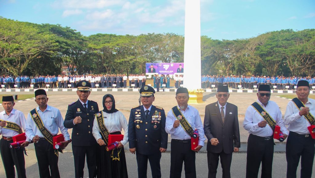 Sepuluh PNS Purna Bakti Dishub Sultra Terima Penghargaan di Momen Harhubnas 2023