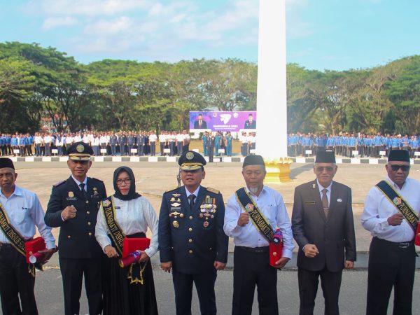 Sepuluh PNS Purna Bakti Dishub Sultra Terima Penghargaan di Momen Harhubnas 2023