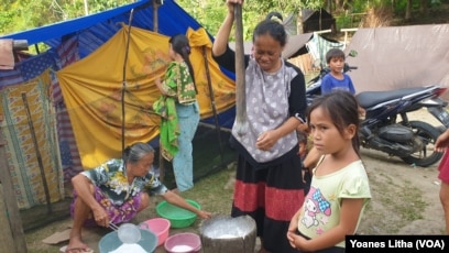 Aktivitas warga di salah satu tenda yang tidak mengenakan masker pelindung wajah untuk protokol kesehatan pencegahan COVID-19. Minggu (31/1/2021). (Foto: VOA/Yoanes Litha)