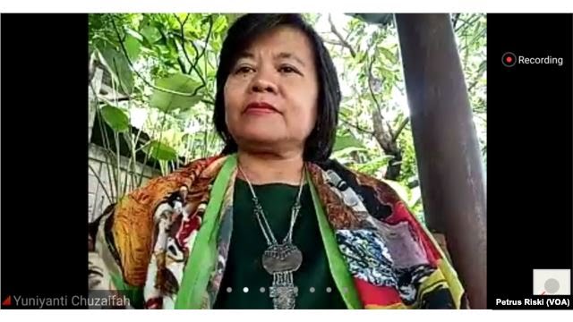Yuniyanti Chuzaifah, mantan komisioner Komnas Perempuan. (Foto: VOA/Petrus Riski)