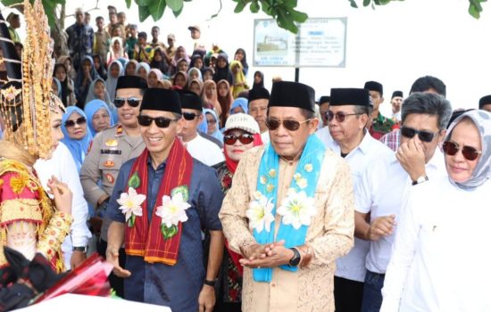 Kunker ke Wakatobi, Wagub Sultra Disambut Ramai Oleh Masyarakat