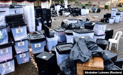 Kotak suara dan bahan pemilihan lainnya terlihat di pusat penghitungan Kampala setelah pemilihan presiden dan parlemen di Kampala, Uganda 15 Januari 2021. (Foto: REUTERS/Abubaker Lubowa)