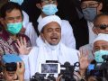Dalam foto tertanggal 12 December 2020 ini, pimpinan Front Pembela Islam, Muhammad Rizieq Shihab, dikelilingi para pendukungnya ketika datang ke Mabes Polri di Jakarta, setelah beberapa kali ia tidak memenuhi panggilan polisi atas dugaan pelanggaran terhadap protokol kesehatan penanggulangan COVID-19 terkait sejumlah kerumunan besar dalam kegiatannya. Photo: BenarNews